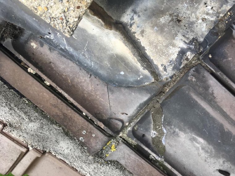 Solin en zinc et étanchéité repris au pied d'une souche de cheminée