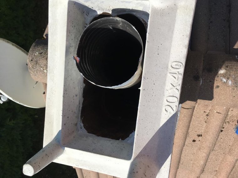 Conduit d'évacuation de chaudière en sortie de mur, vérifié lors d'un ramonage